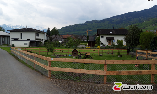 Bohlenzaun mit Robinienpfosten natur wurde in Grabs von Zaunteam Werdenberg, Werdenberg im Jahr 2019 erstellt.