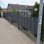 Doppelstabmatten schwer vorverzinkt und anthrazit beschichtet mit Pfosten 60 x 40 mit Abdeckleisten einbetoniert wurde in Rastede von Zaunteam Friesische-Wehde, Zetel im Jahr 2025 erstellt.