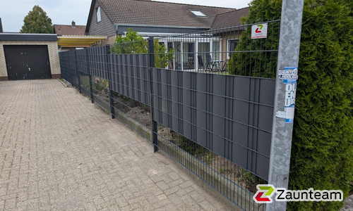 Doppelstabmatten schwer vorverzinkt und anthrazit beschichtet mit Pfosten 60 x 40 mit Abdeckleisten einbetoniert wurde in Rastede von Zaunteam Friesische-Wehde, Zetel im Jahr 2025 erstellt.