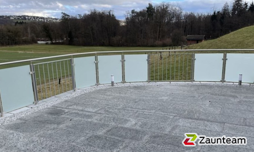 Staketengeländer mit Handlauf wurde in Fischbach-Göslikon von Zaunteam Aargau, Egliswil im Jahr 2026 erstellt.