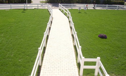 Horserail mit Kunststoffpfosten vierkant weiss einbetoniert wurde in Villars sur Glâne von Swissclôture Gruyère, Sommentier erstellt.