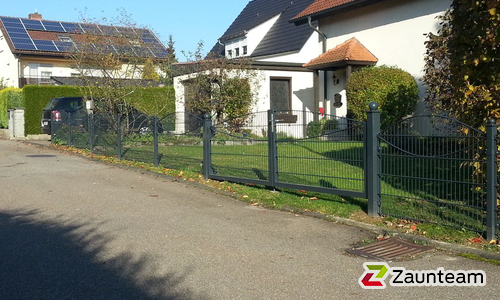 Ziergitterzaun Den Haag RAL Standardfarbe / Rohrpfosten vierkant RAL Standardfarbe einbetoniert wurde in Untergruppenbach von Zaunteam Neckar-Enz, Sachsenheim im Jahr 2013 erstellt.