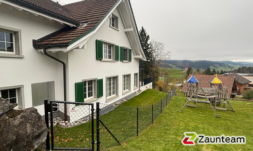 Diagonalgeflecht anthrazit metallic mit Rohrpfosten anthrazit metallic einbetoniert wurde in Appenzell Meistersrüte von Zaunteam Appenzellerland, Wasserauen im Jahr 2025 erstellt.