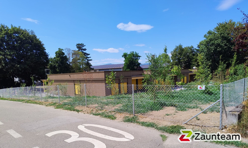 Diagonalgeflecht verzinkt mit Rohrpfosten verzinkt einbetoniert wurde in Niederönz von Zaunteam Mittelland, Bützberg im Jahr 2026 erstellt.