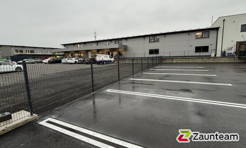 Doppelstabmatten leicht vorverzinkt und anthrazit beschichtet mit Pfosten 40x60 mit Abdeckleisten mit Fussplatte wurde in Hartberg von Zaunteam Oststeiermark, Grafendorf bei Hartberg im Jahr 2025 erstellt.