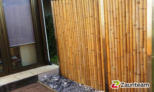 Sichtschutz Bambus Chiang-Mai / Stahlpfosten mit Edelstahlabdeckung einbetoniert wurde in Frauenfeld von Zaunteam Thurgau AG, Felben im Jahr 2016 erstellt.