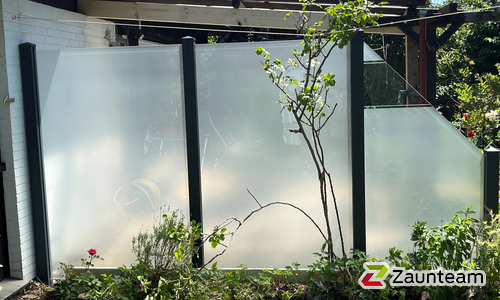 Glas Sichtschutz mit vierkant Aluminium-Nutpfosten einbetoniert wurde in Bad Schwartau von Zaunteam Südostholstein, Högersdorf im Jahr 2026 erstellt.