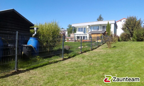 Doppelstabmatten schwer feuerverzinkt und anthrazit beschichtet mit Pfosten 60 x 40 mit Abdeckleisten einbetoniert wurde in Lindenberg von Zaunteam Allgäu, Bad Hindelang - Unterjoch im Jahr 2017 erstellt.