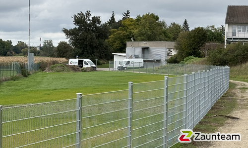 Doppelstabmatten schwer verzinkt mit Pfosten 40x60 verzinkt mit Abdeckleisten einbetoniert wurde in Aichach von Zaunteam Schwaben-Nord, Todtenweis im Jahr 2025 erstellt.