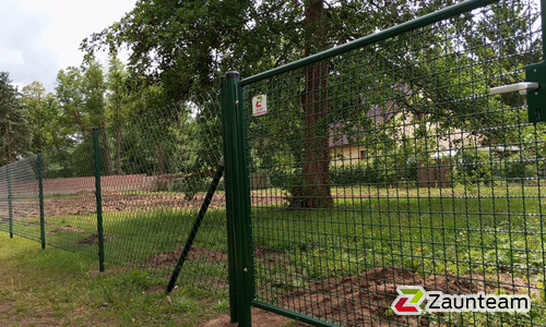 Diagonalgeflecht grün mit Rohrpfosten grün einbetoniert wurde in Dessau-Rosslau von Zaunteam Fläming, Coswig im Jahr 2025 erstellt.