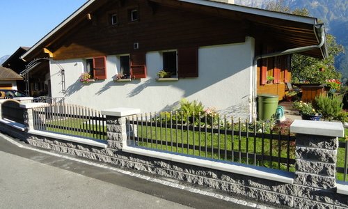 Palisaden Aluzaun einbetoniert wurde in Ringgenberg von Zaunteam Berner Oberland, Ringgenberg im Jahr 2010 erstellt.