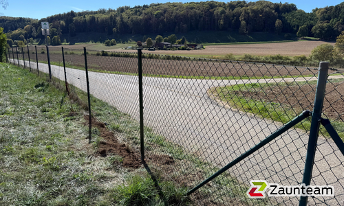 Diagonalgeflecht grün mit Rohrpfosten grün einbetoniert wurde in Urspring von Zaunteam Ulm, Lonsee im Jahr 2026 erstellt.