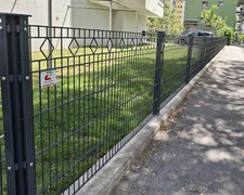 Deko-Doppelstabmatten Stuttgart anthrazit mit Pfosten 40x60 anthrazit mit Abdeckleisten einbetoniert wurde in Naters von Zaunteam Wallis, Niedergesteln im Jahr 2026 erstellt.