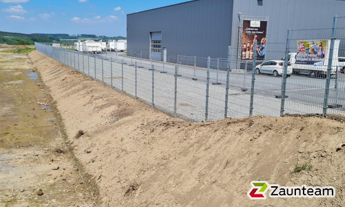 Doppelstabmatten schwer verzinkt mit Pfosten 40x60 verzinkt mit Bügel einbetoniert wurde in Arnsberg von Zaunteam Sauerland, Neuenrade im Jahr 2021 erstellt.