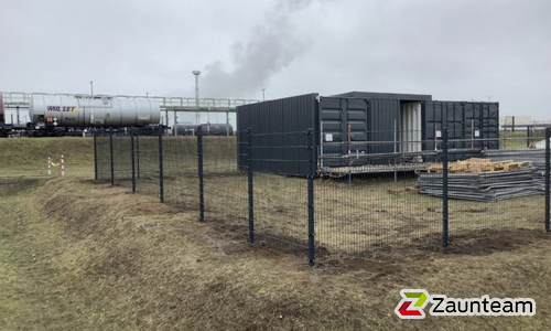 Doppelstabmatten leicht verzinkt mit Pfosten Vario verzinkt einbetoniert wurde in Kötschlitz von Zaunteam Halle, Halle im Jahr 2026 erstellt.