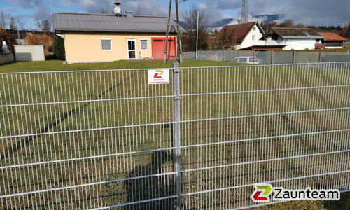 Doppelstabmatten schwer verzinkt mit Pfosten 40x60 verzinkt mit Abdeckleisten einbetoniert wurde in Villach von Zaunteam Kärnten-Mitte, Arnoldstein im Jahr 2022 erstellt.