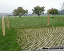 Kordelzaun mit Robinienpfosten vierkant wurde in Courlevon FR von Zaunteam Spahni AG, Laupen BE im Jahr 2011 erstellt.