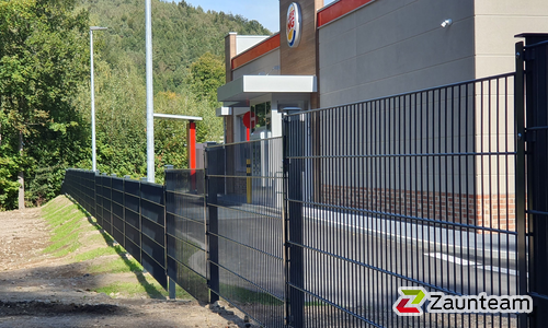 Doppelstabmatten schwer feuerverzinkt und anthrazit beschichtet mit Pfosten 60 x 40 mit Abdeckleisten einbetoniert wurde in Aue von Zaunteam Mittelsachsen, Roßwein im Jahr 2019 erstellt.