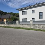 Modern Aluzaun aufgeschraubt wurde in Arnoldstein von Zaunteam Kärnten-Mitte, Arnoldstein im Jahr 2025 erstellt.