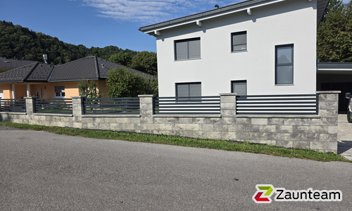 Modern Aluzaun aufgeschraubt wurde in Arnoldstein von Zaunteam Kärnten-Mitte, Arnoldstein im Jahr 2025 erstellt.