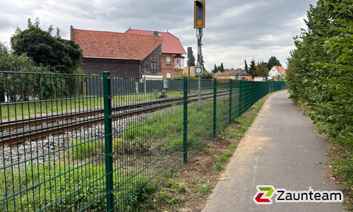 Doppelstabmatten schwer feuerverzinkt und grün beschichtet mit Pfosten Vario einbetoniert wurde in Reichelsheim von Zaunteam Main-Kinzig, Langenselbold im Jahr 2025 erstellt.