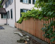 Lärchenzaun gerade mit T-Stahlpfosten verzinkt einbetoniert wurde in Juckern von Zaunteam Zürich Oberland GmbH, Gutenswil im Jahr 2017 erstellt.