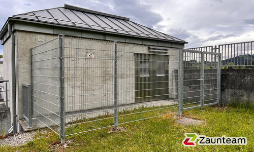 Doppelstabmatten schwer verzinkt mit Pfosten 40x60 verzinkt mit Abdeckleisten einbetoniert wurde in Roßhaupten von Zaunteam Allgäu, Bad Hindelang - Unterjoch im Jahr 2024 erstellt.