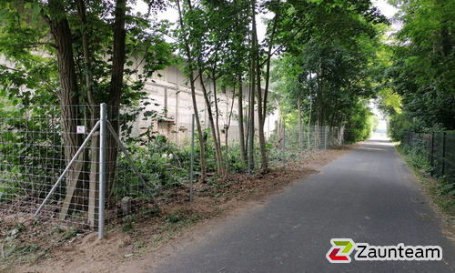 Knotengitter Tornado mit Rohrpfosten verzinkt einbetoniert wurde in Kloster-Zinna von Zaunteam Fläming, Coswig im Jahr 2020 erstellt.