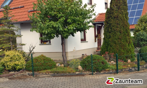 Doppelstabmatten leicht feuerverzinkt und grün beschichtet mit Pfosten 60 x 40 mit Abdeckleisten einbetoniert wurde in Thale von Zaunteam Magdeburg-Harz, Halberstadt im Jahr 2021 erstellt.