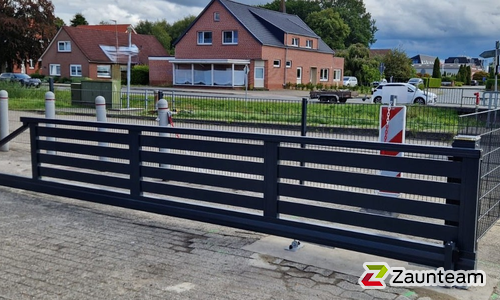 Schiebetor Aluminium wurde in Rastede von Zaunteam Friesische-Wehde, Zetel im Jahr 2026 erstellt.