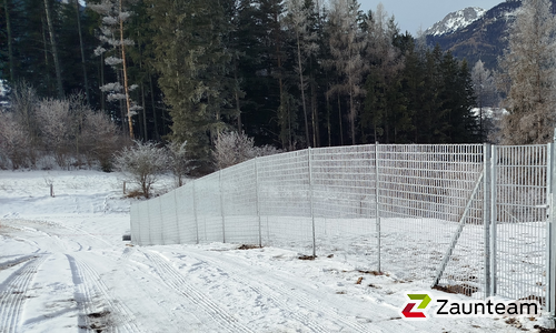 Knotengitter Torus, engmaschig mit Rohrpfosten verzinkt einbetoniert wurde in Tragöß von Zaunteam Obersteiermark-Ost, Kapfenberg im Jahr 2025 erstellt.