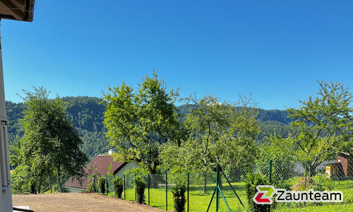 Diagonalgeflecht grün mit Rohrpfosten grün einbetoniert wurde in Keutschach von Zaunteam Kärnten-Ost, Bodensdorf im Jahr 2023 erstellt.
