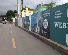 Bauwand Iso Protect mit Robinienpfosten gerammt wurde in Winterthur von Zaunteam Neftenbach, Neftenbach im Jahr 2014 erstellt.