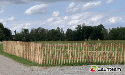 Natur-Staketenzaun aus Kastanie wurde in Kisslegg von Zaunteam Oberschwaben, Obermarchtal im Jahr 2021 erstellt.