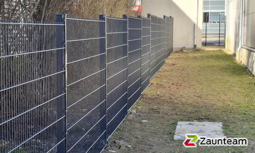 Doppelstabmatten schwer feuerverzinkt und anthrazit beschichtet mit Pfosten 60 x 40 mit Abdeckleisten einbetoniert wurde in Ulm von Zaunteam Ulm, Lonsee im Jahr 2026 erstellt.