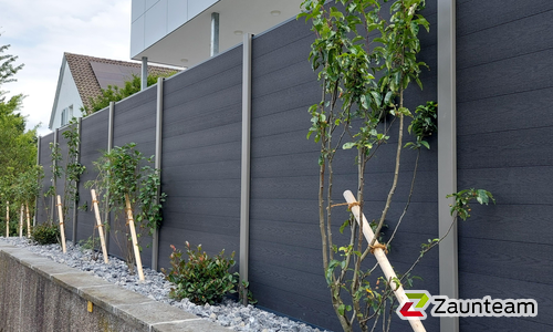  WPC Sichtschutz Discrétion / einbetoniert wurde in Winterthur von Zaunteam Neftenbach, Neftenbach im Jahr 2025 erstellt.