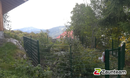 Doppelstabmatten schwer feuerverzinkt und grün beschichtet mit Pfosten 60 x 40 mit Abdeckleisten einbetoniert wurde in Bad Hindelang von Zaunteam Allgäu, Bad Hindelang - Unterjoch im Jahr 2019 erstellt.