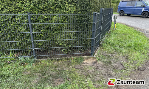Doppelstabmatten leicht feuerverzinkt und anthrazit beschichtet mit Pfosten 60 x 40 mit Abdeckleisten einbetoniert wurde in Zepernick von Zaunteam Bernau, Bernau im Jahr 2026 erstellt.