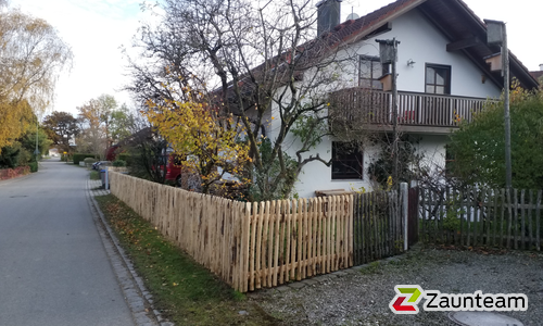 Natur-Staketenzaun aus Kastanie wurde in Hofstetten von Zaunteam Ammersee, Hofstetten im Jahr 2023 erstellt.
