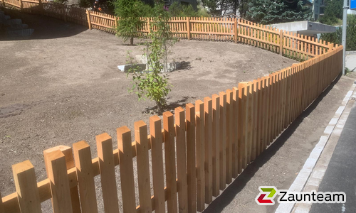 Lärchenzaun Holz vor die Pfosten mit Lärchenkantpfosten 90x90, H-Anker einbetoniert wurde in St. Moritz von Zaunteam Engadin, Zernez im Jahr 2025 erstellt.