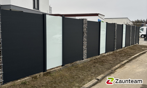 Alu Varioprofil glatt mit Aluminiumpfosten vierkant 85 x 85 mm einbetoniert wurde in Thierhaupten von Zaunteam Schwaben-Nord, Todtenweis im Jahr 2024 erstellt.