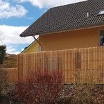 Holz Sichtschutz Lärche Natur Sargans wurde in Rothrist von Zaunteam Willimann AG, Eich im Jahr 2019 erstellt.
