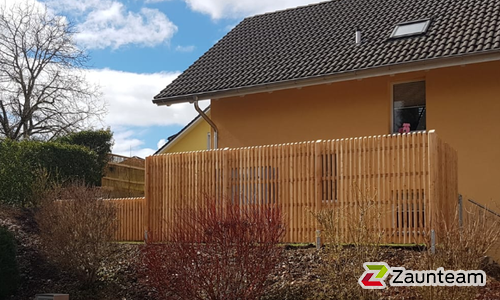 Holz Sichtschutz Lärche Natur Sargans wurde in Rothrist von Zaunteam Willimann AG, Eich im Jahr 2019 erstellt.