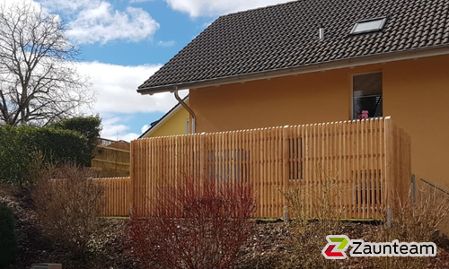 Holz Sichtschutz Lärche Natur Sargans wurde in Rothrist von Zaunteam Willimann, Eich im Jahr 2019 erstellt.