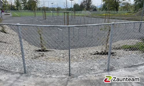 Diagonalgeflecht verzinkt mit Rohrpfosten verzinkt einbetoniert wurde in Lauterach von Zaunteam Vorarlberg, Dornbirn im Jahr 2021 erstellt.