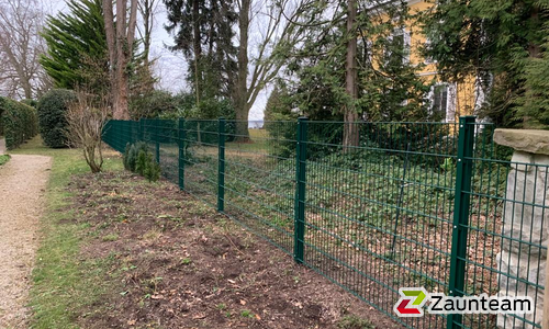 Doppelstabmatten schwer feuerverzinkt und grün beschichtet mit Pfosten 60 x 40 mit Abdeckleisten einbetoniert wurde in Lindau von Zaunteam Allgäu, Bad Hindelang - Unterjoch im Jahr 2022 erstellt.