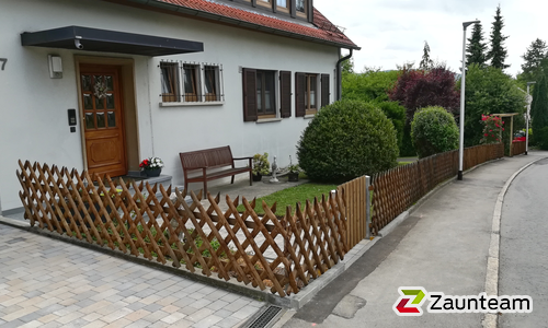 Kreuzzaun mit Lärchenkantpfosten braun wurde in Mössingen von Zaunteam Zollernalb, Burladingen-Ringingen im Jahr 2017 erstellt.
