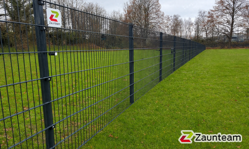 Doppelstabmatten schwer vorverzinkt und anthrazit beschichtet mit Pfosten Vario einbetoniert wurde in Raisdorf von Zaunteam Kiel, Kiel im Jahr 2026 erstellt.
