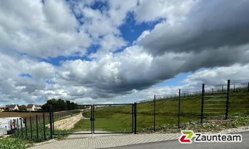 Doppelstabmatten schwer feuerverzinkt und anthrazit beschichtet mit Pfosten 60 x 40 mit Abdeckleisten einbetoniert wurde in Neresheim  von Zaunteam Ulm, Lonsee im Jahr 2025 erstellt.