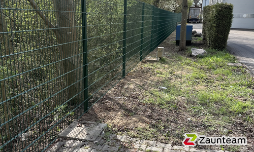 Doppelstabmatten leicht feuerverzinkt und grün beschichtet mit Pfosten Vario einbetoniert wurde in Fehrbellin von Zaunteam Bernau, Bernau im Jahr 2026 erstellt.